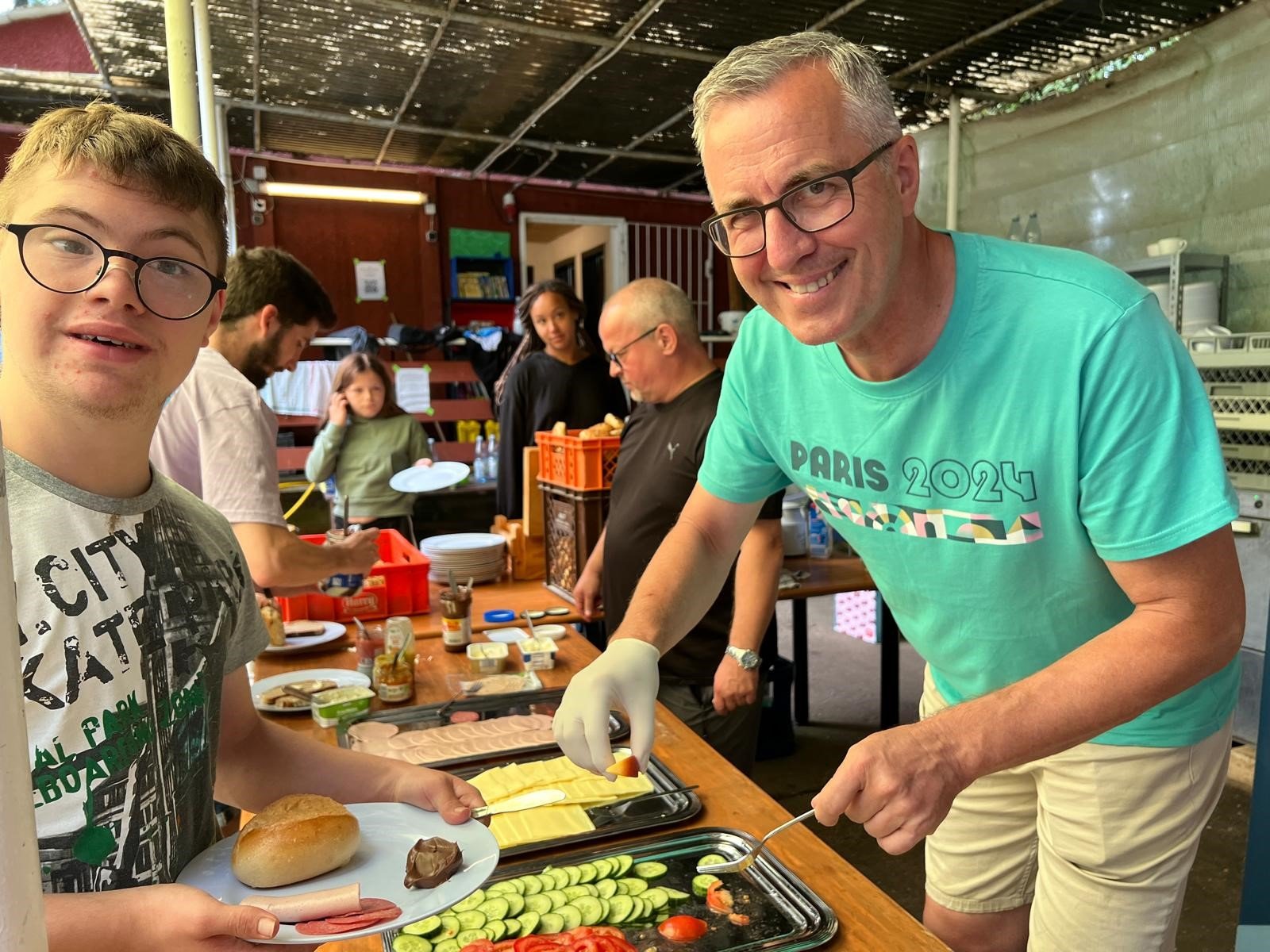 2024-08-16 - KJA Köln - OKJA - KJA-Outdoor-Action-Camp - Frühstücksausgabe mit Bürgermeister Andreas Wolter (c) KJA Köln